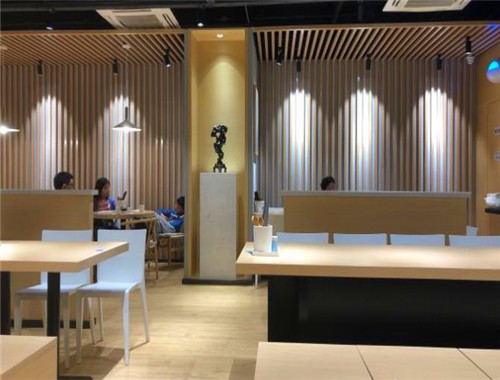 快乐煲仔饭 中西餐饮的味蕾交响曲